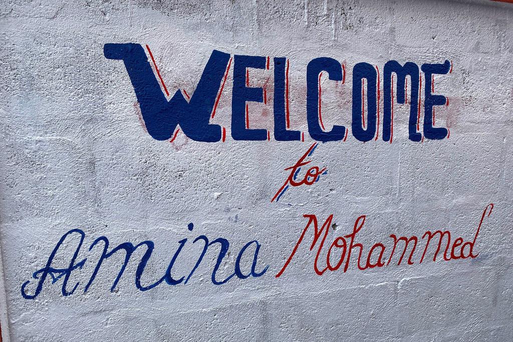 Inscription souhaitant la bienvenue à la Vice-Secrétaire générale des Nations Unies, Amina Mohammed.