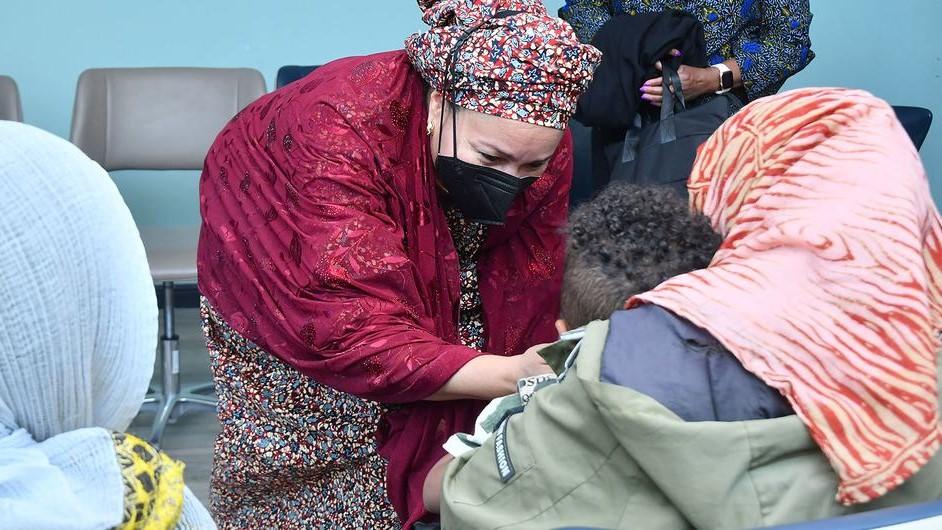 La Vicesecretaria General, Amina Mohammed, y un pequeño grupo de mujeres manteniendo un emotivo intercambio.