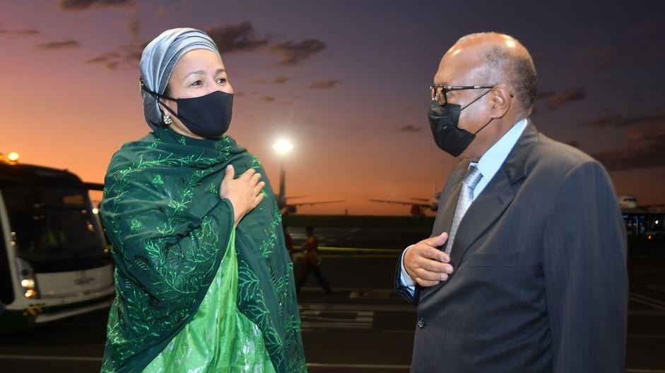 La Vicesecretaria General, Amina Mohammed, y la Embajadora, Mehereteab Mulugeta, se llevan la mano derecha al corazón a modo de saludo.