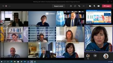 一群人举行线上会议的截图
