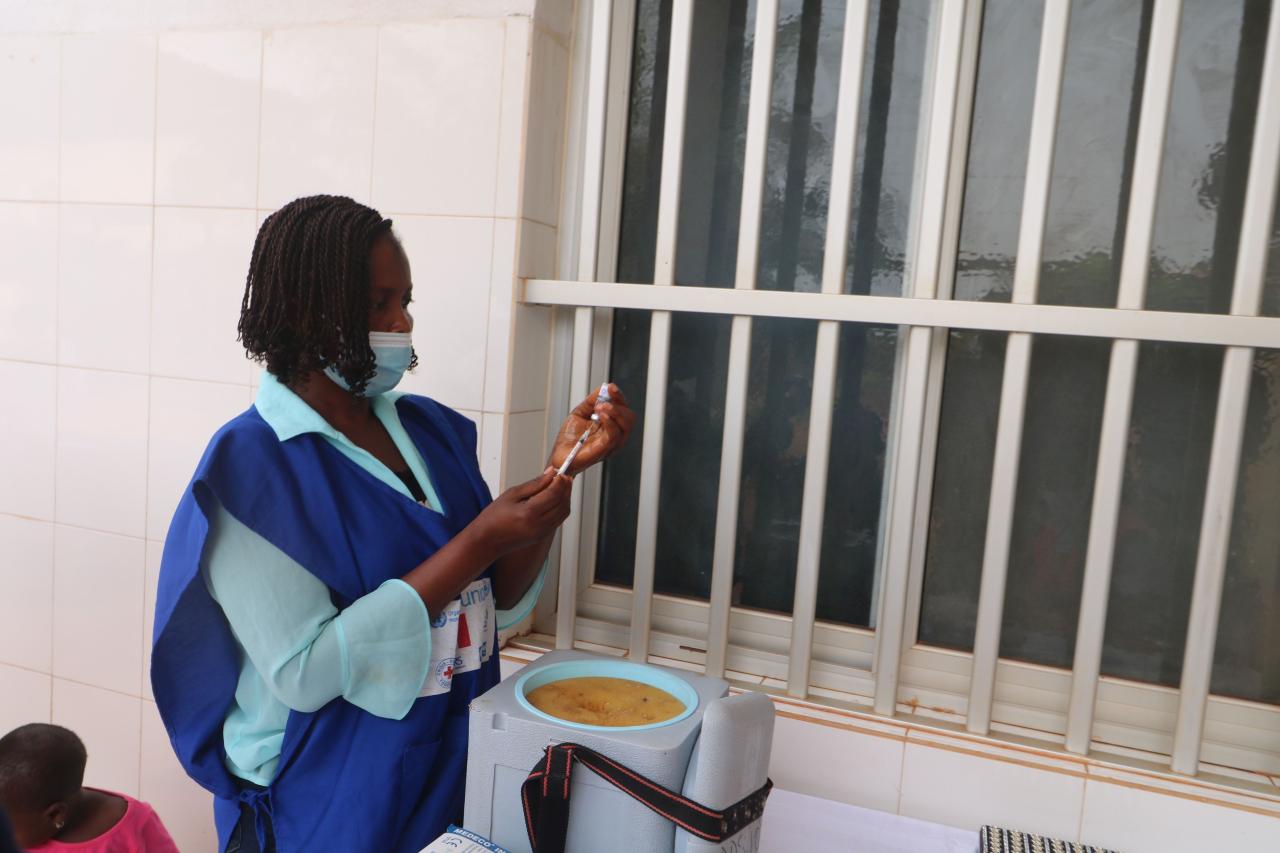 Une agente de vaccination s’apprête à vacciner un enfant contre la poliomyélite en février 2022, au Togo.
