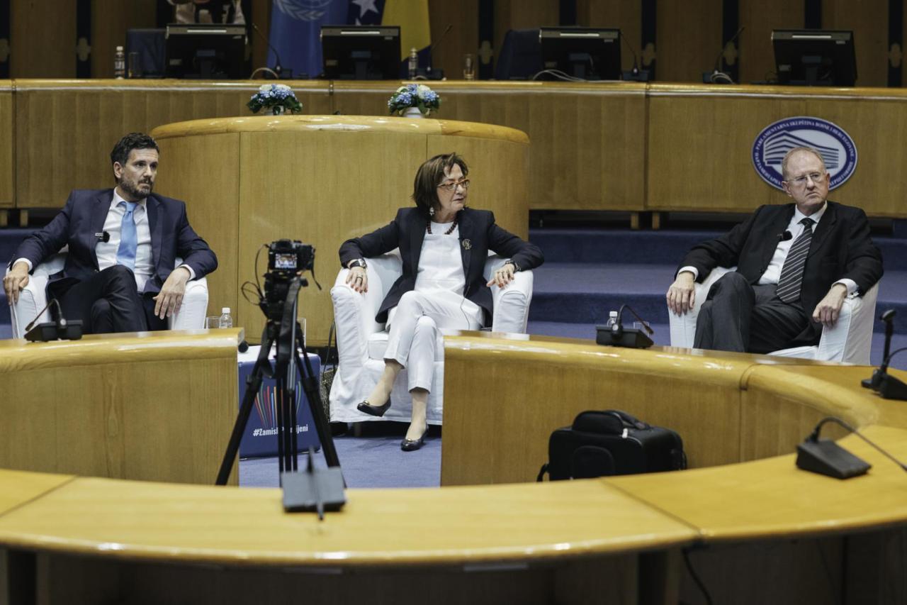 Tres ex embajadores de Bosnia Herzegovina ante las Naciones Unidas intervienen en la ceremonia de aniversario en Sarajevo.