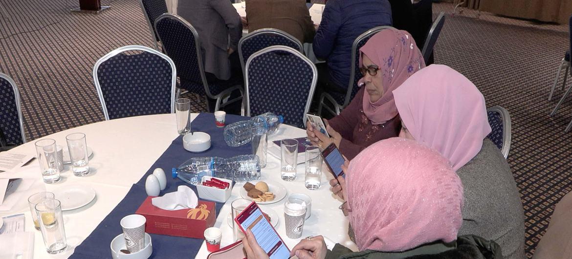 صورة لثلاث نساء من حفل إطلاق تطبيق "مساحتنا" لمساعدة النساء المعنّفات في غزة.