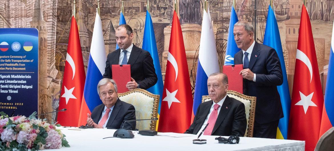 UN SG António Guterres and Turkish President Recep Erdoğan during the Black Sea signing ceremony. 