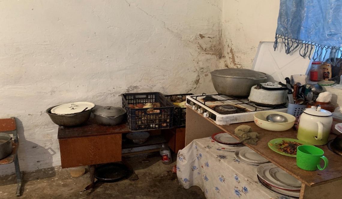 Una cocina precariamente amueblada.