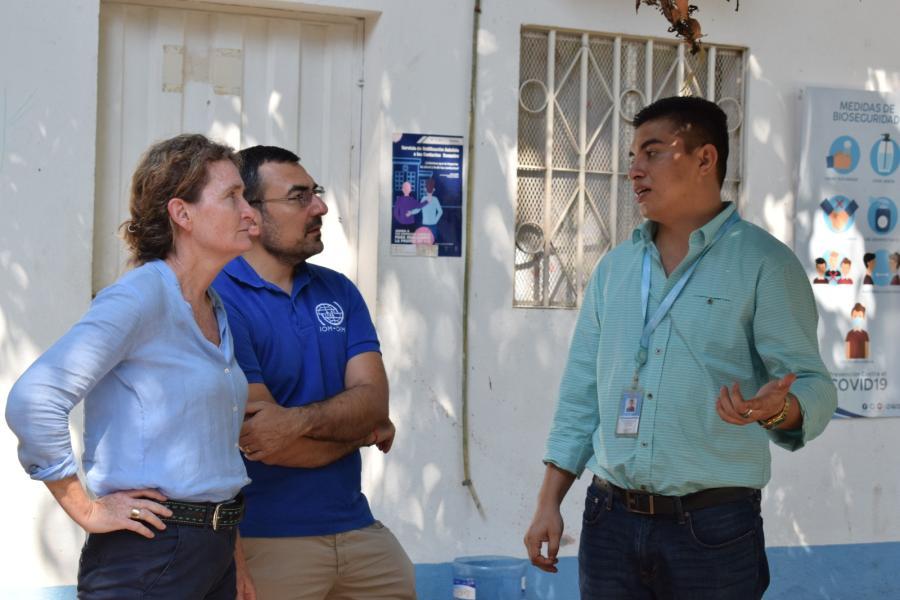 Alice Shackelford y Nicola Graviano visitando la frontera sur