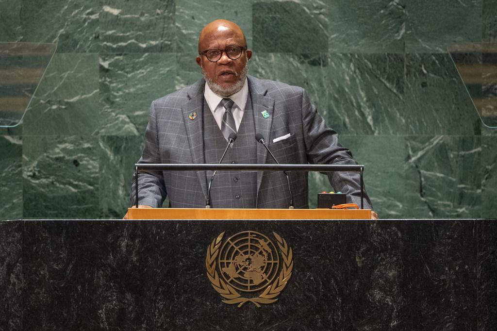 El presidente de la Asamblea General, Dennis Francis
