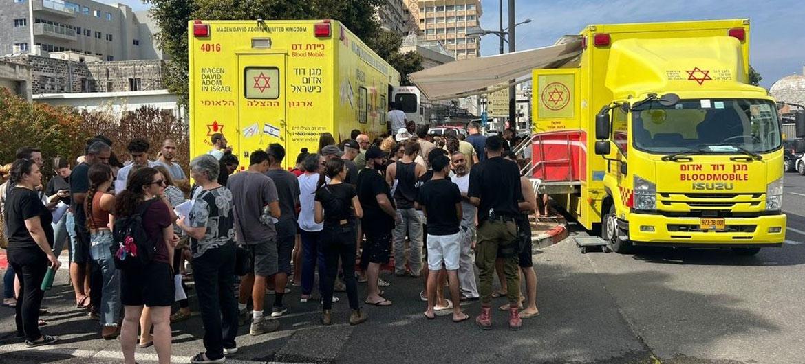 En Israel, la gente hace cola para donar sangre.