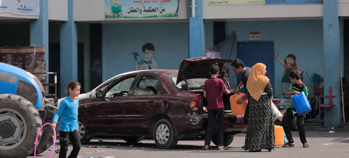 Las familias se reúnen en la Nueva Escuela de Niños de Gaza de la UNRWA, buscando refugio de los intensos ataques aéreos.