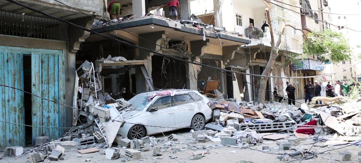 Una calle del centro de Gaza está en ruinas.