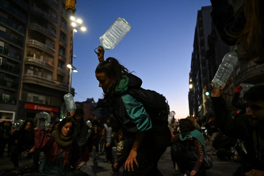 صورة لأفراد يشجبون نقص المياه في مونتيفيديو، أوروغواي. ويعيش نحو 2.4 بليون شخص في بلدان تعاني من نقص المياه، ومن المتوقع أن يرتفع هذا العدد بشكل كبير في السنوات القادمة. تصوير: وكالة فرانس برس/إيتان أبراموفيتش