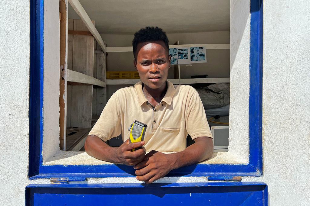 UN News/Daniel Dickinson La disponibilité de l'électricité, dans le cadre de l'initiative de transformation rurale rapide, ouvre la voie à davantage d'opportunités entrepreneuriales, comme les salons de coiffure.