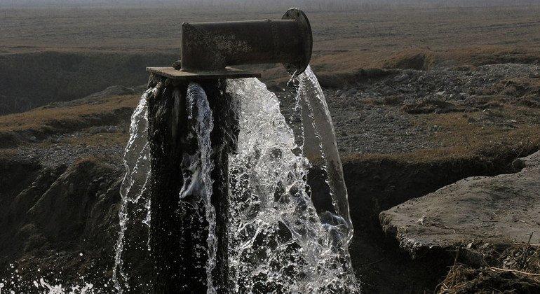 Из торчащей трубы бьет вода