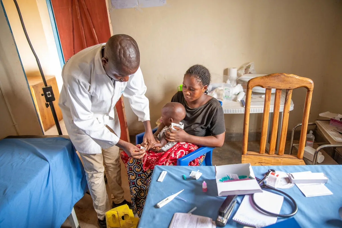 L'enfant de Chancelline est examiné par un médecin peu après l'arrivée de la famille dans le camp de réfugiés de Musenyi, dans le sud du Burundi.