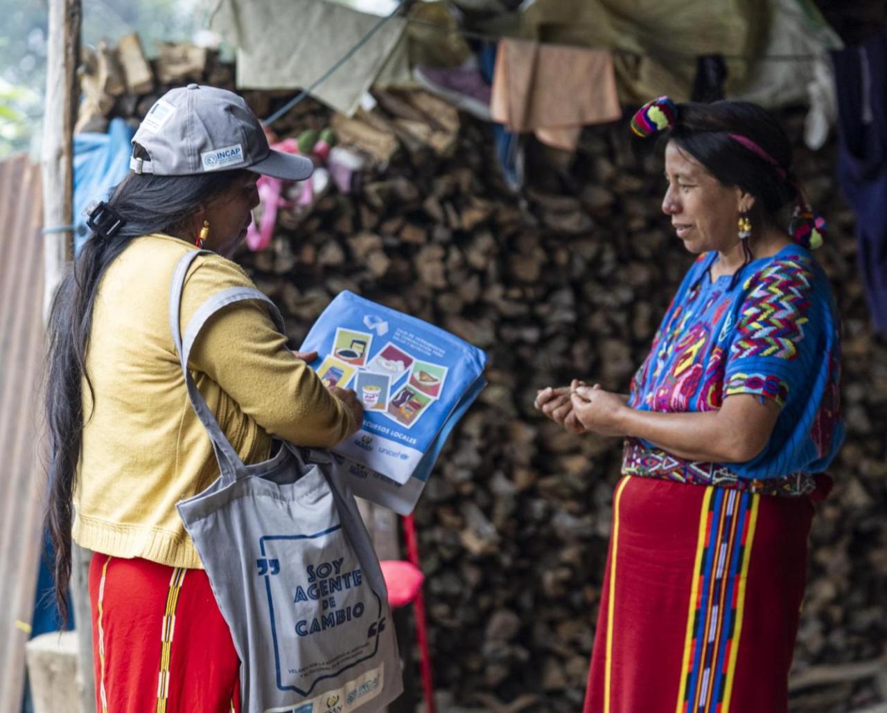 Mujeres conversando