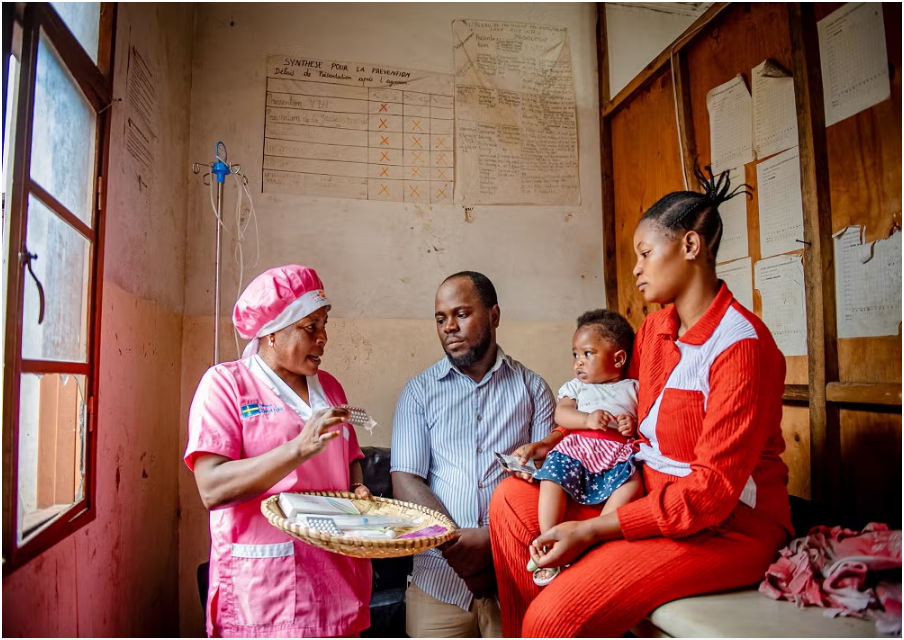 Un couple marié se rend dans un centre de santé à Goma, où une sage-femme déployée par l’UNFPA leur fournit des informations sur la planification familiale. Ils décident d’utiliser la contraception afin d’assurer un espacement sûr entre les grossesses.