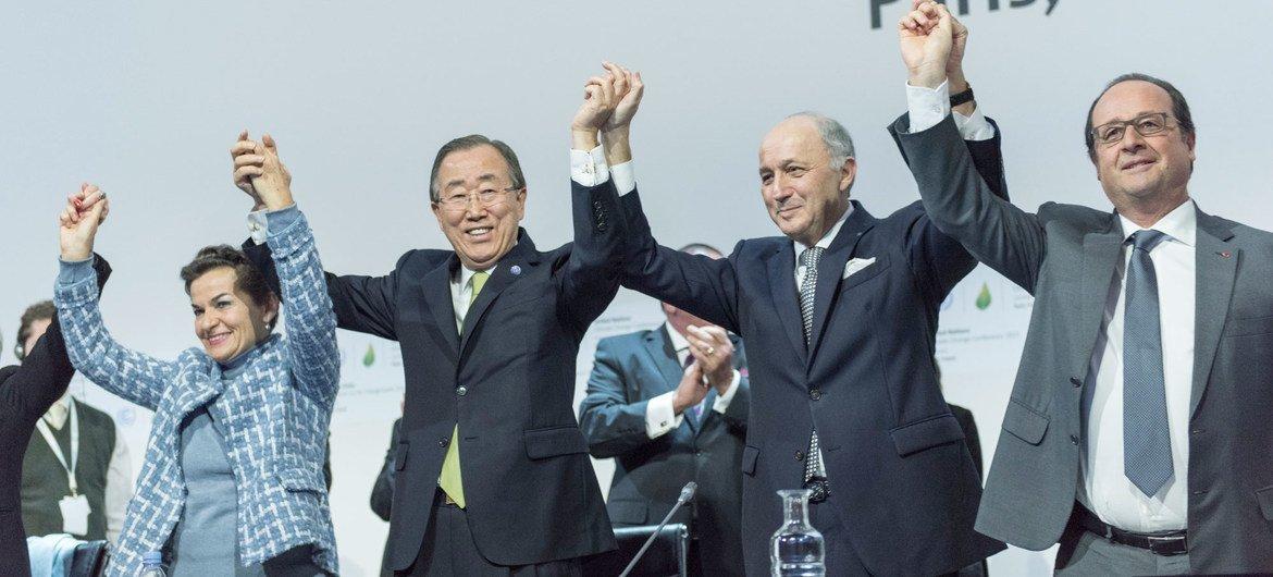 قادة العالم يحتفلون بالاعتماد التاريخي لاتفاق باريس خلال مؤتمر المناخ COP21 في باريس.