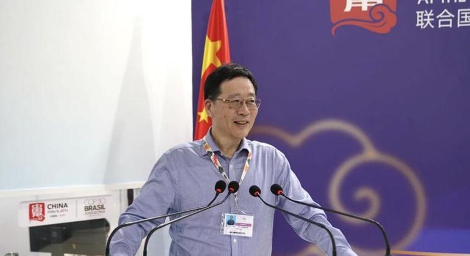 一位男士在话筒前讲话