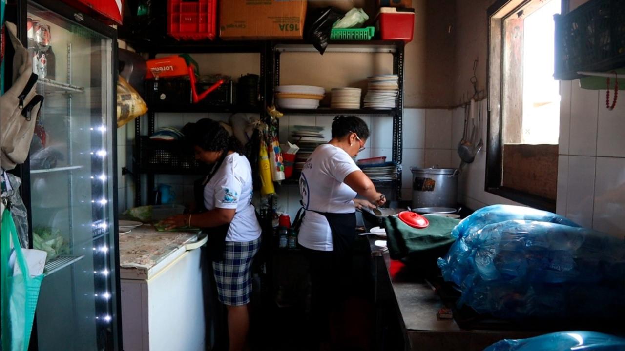Dos mujeres preparan el almuerzo en El Salvador