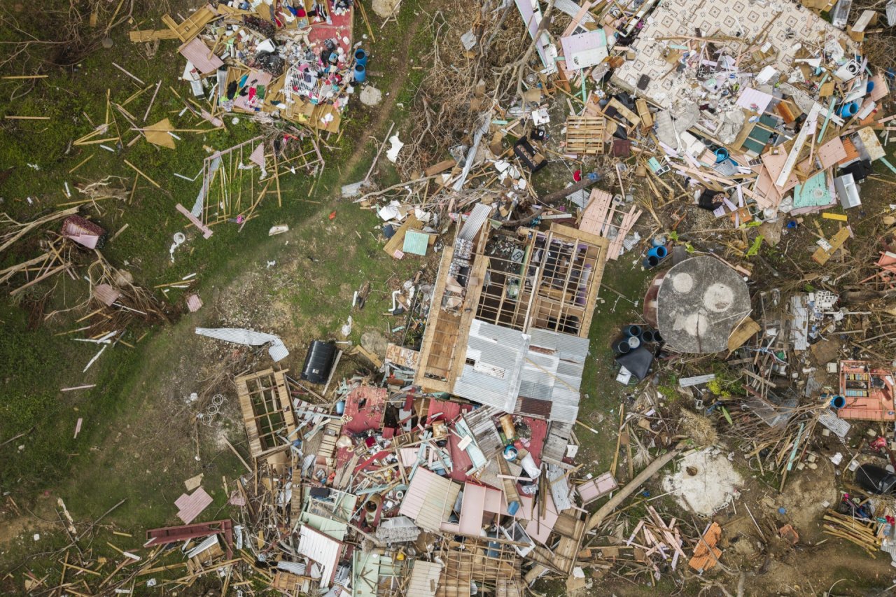 Une vue aérienne montre les dégâts importants causés aux toitures et aux structures des habitations à Westmoreland, en Jamaïque, après le passage de l'ouragan Melissa.