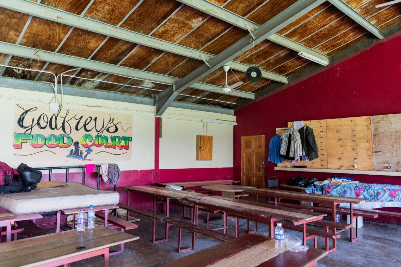 Un lycée sert désormais de refuge temporaire. Les familles dorment sur des bureaux, des planches de bois et des lits improvisés dans les salles de classe et la cafétéria.