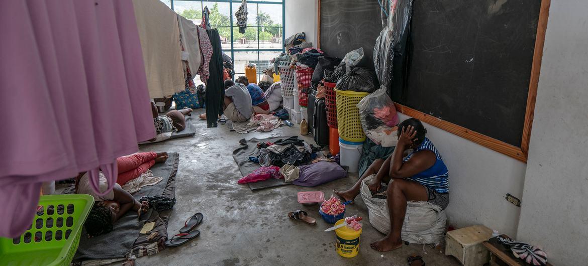 Des familles se réfugient dans un bâtiment scolaire à Port-au-Prince, en Haïti.