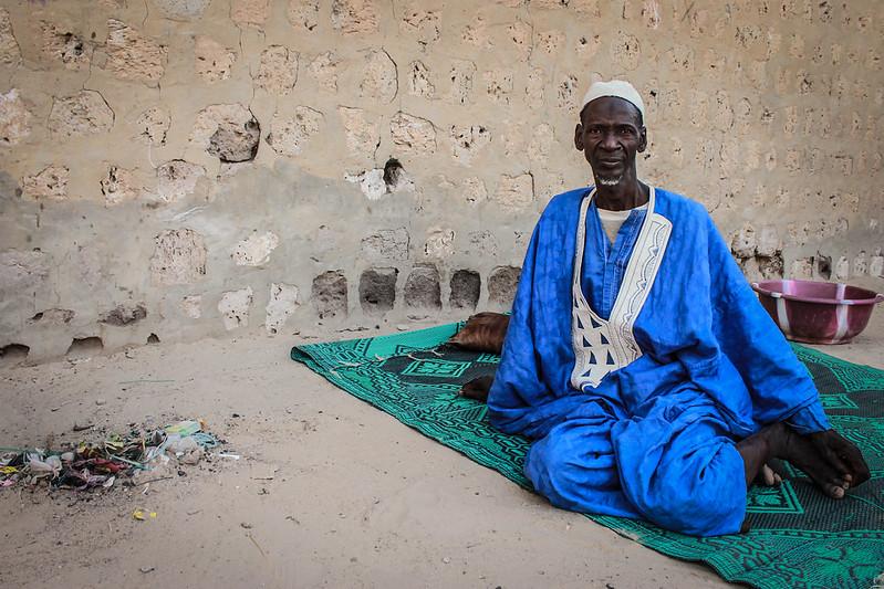 Un Malien est assis par terre