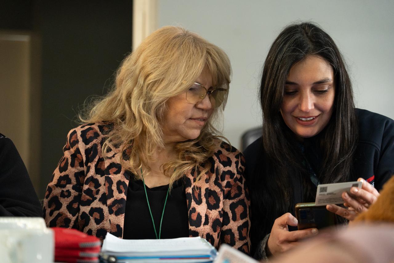 Two Chilean women at a course about digital citizenship and gender.
