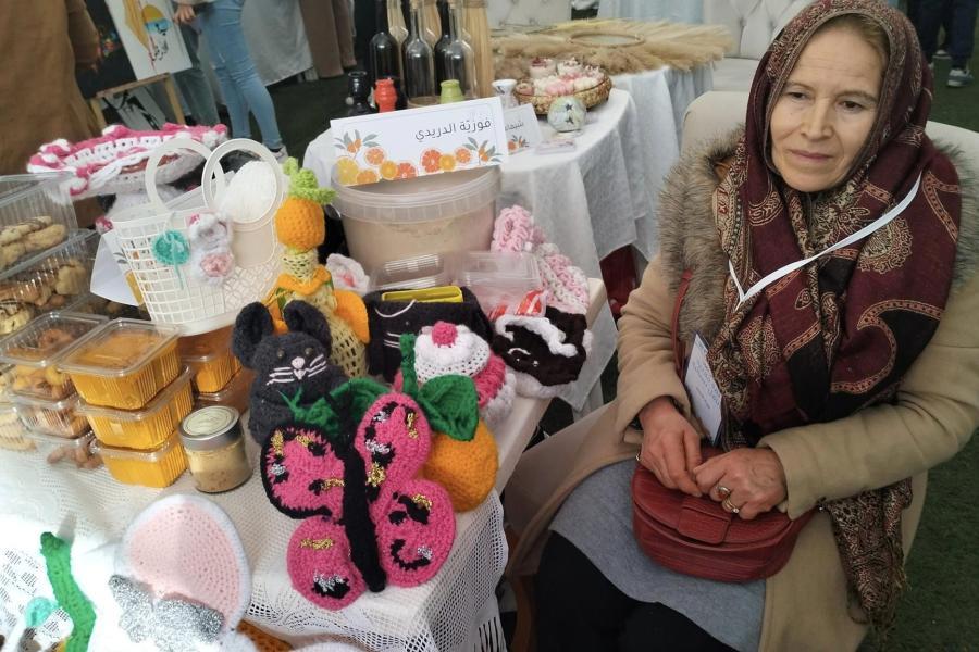Une entrepreneuse locale présente des produits artisanaux issus de la valorisation des ressources naturelles, illustrant le rôle clé des femmes dans le développement durable des communautés rurales en Tunisie.