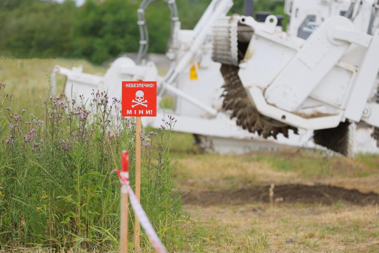 A sign in Ukraine warning of landmines.