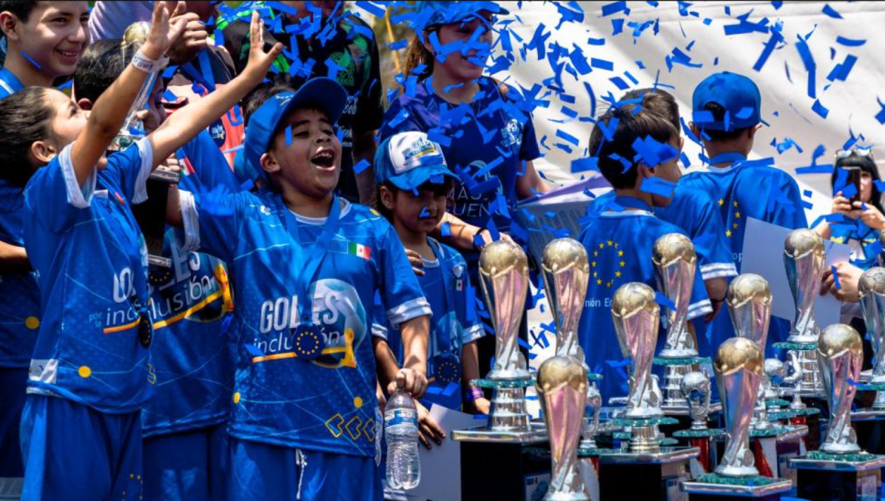Niños celebrando fútbol