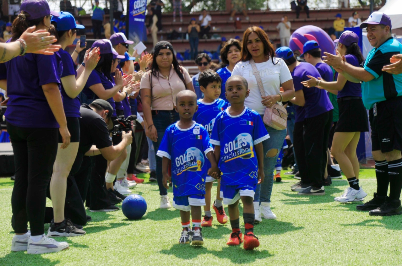 Niños celebrando fútbol