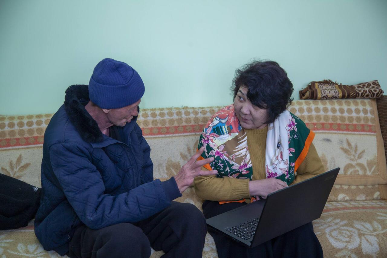 Пациент беседует с психологом, сидя на диване