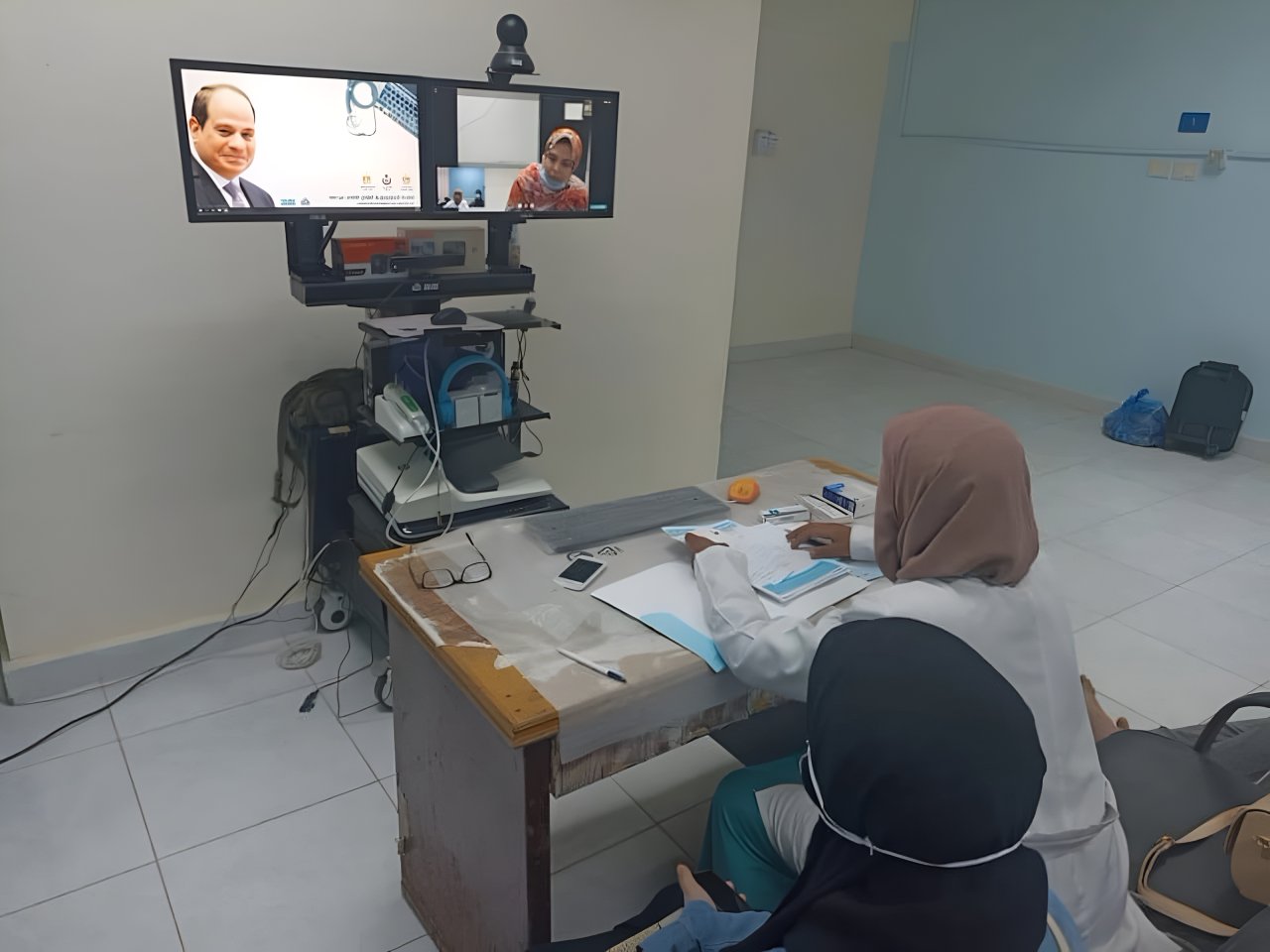 طبيبة في مصر تتحدث مع مرضاها عبر التطبيب عن بعد.