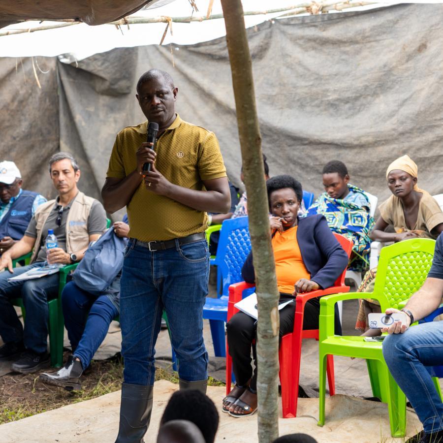 Un homme au Burundi prend la parole lors d'un atelier.