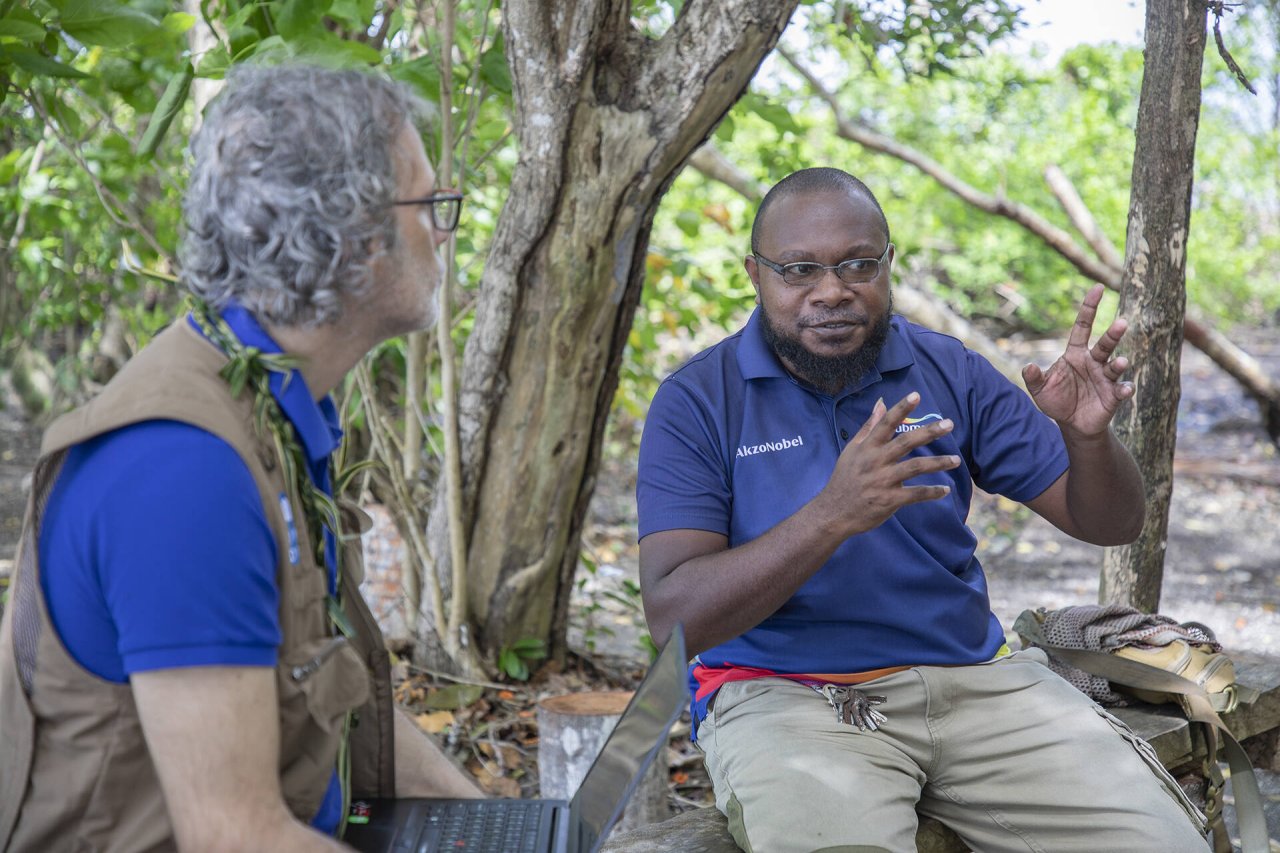 A local business owner in Papua New Guinea speaks to a UN official.