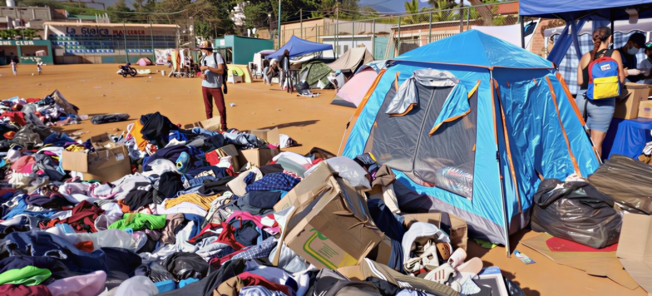 Las personas afectadas por los terremotos en el estado de La Guaira, Venezuela, viviendo ahora en tiendas de campaña.