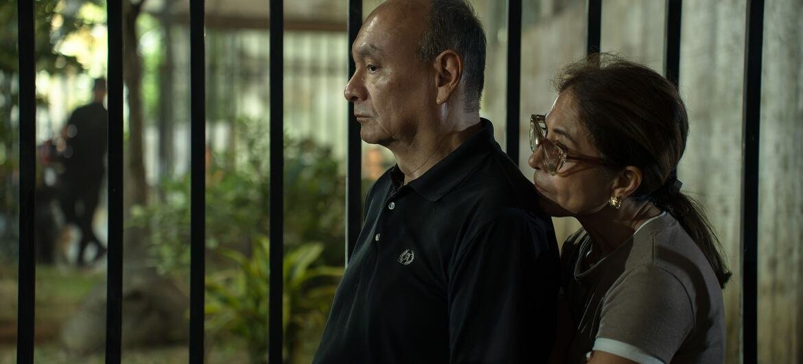 Un hombre y una mujer desplazados tras los terremotos en Caracas.
