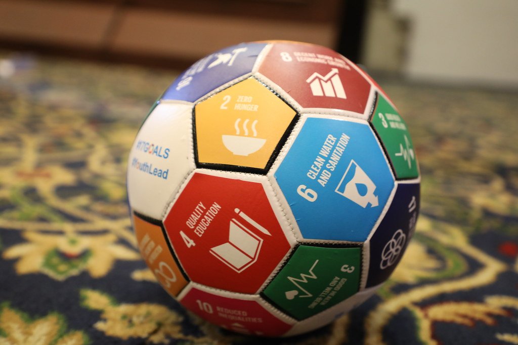 Un balón de fútbol con los logotipos de los ODS.