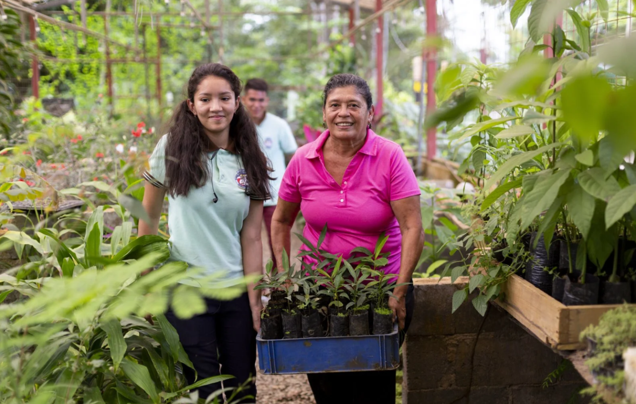 Dos mujeres mostrando sus plantaciones en Costa Rica