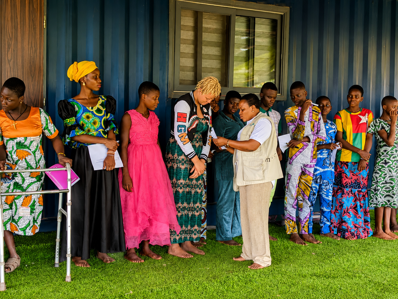 Une volontaires du ONU s'engage avec un groupe d'adolescentes au Sénégal.