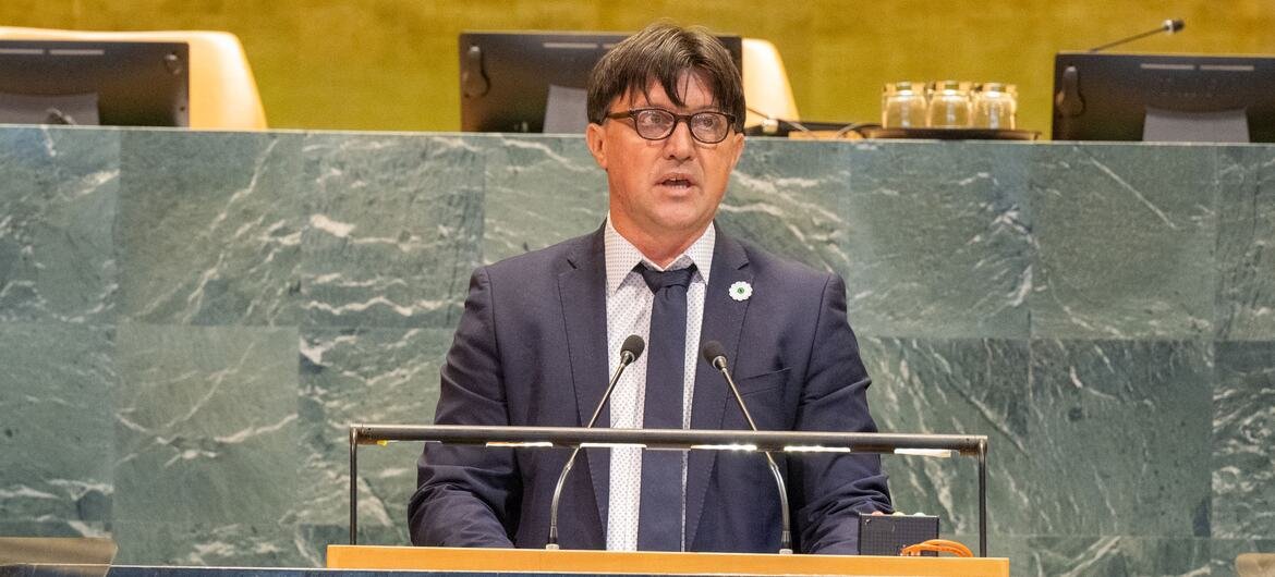 A survivor of the Srebrenica genocide addresses the UN General Assembly Hall.