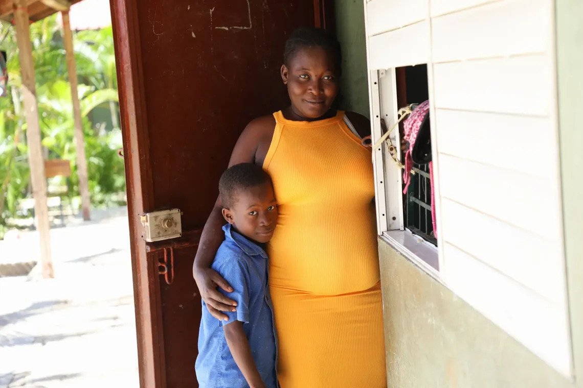 Un garçon avec sa maman.