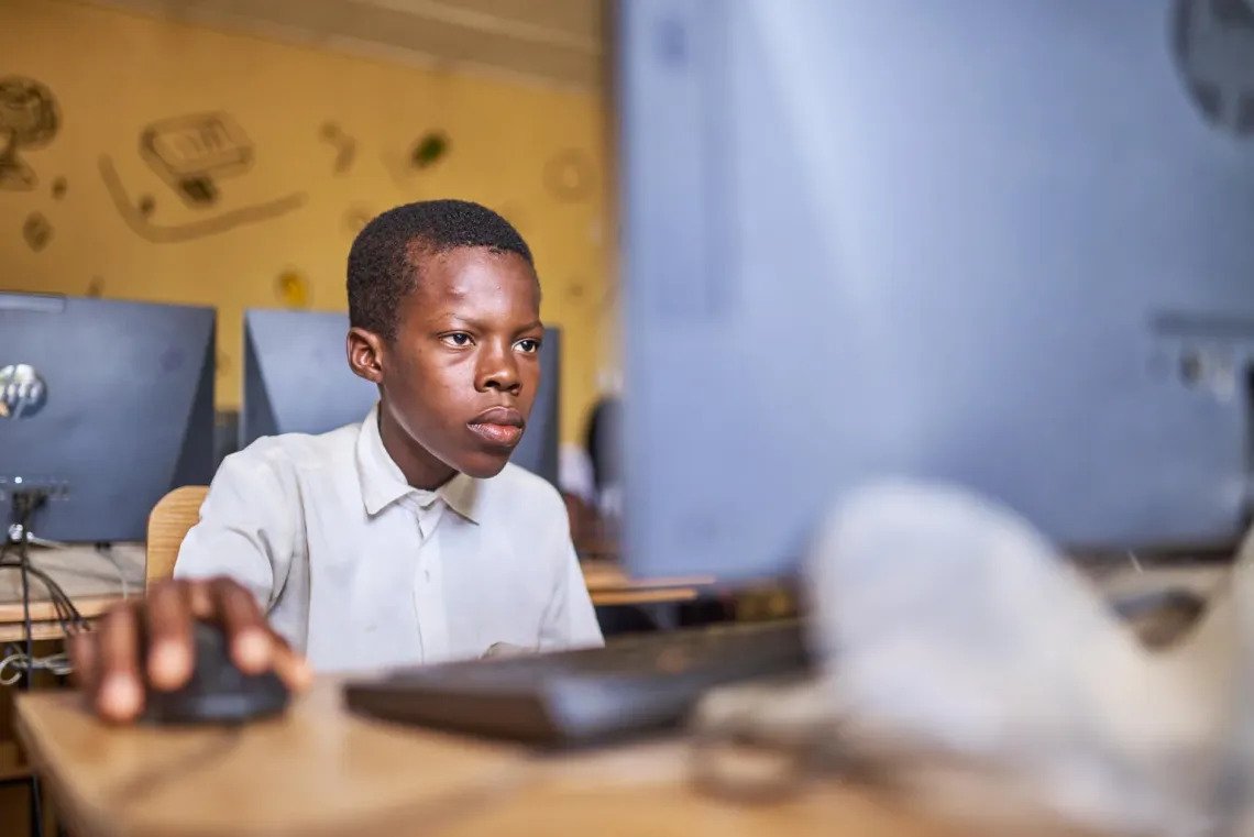 Un estudiante usa una computadora.