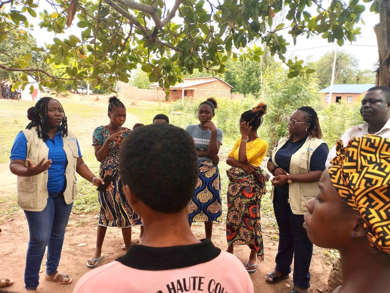 Une volontaire du ONU parle avec des enfants au Bénin.