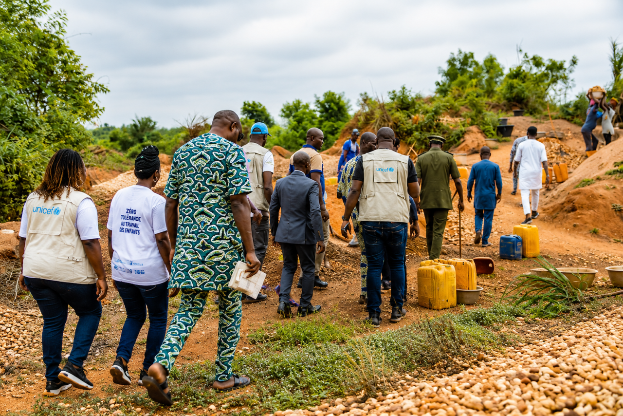 Une volontaire du ONU avec le Directeur régional de l'UNICEF lors d'une visite vers un site d'extraction de gravier au Bénin.