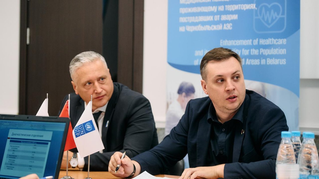 Делегаты ведут обсуждения за круглым столом