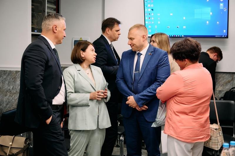 Делегаты общаются и активно дискутируют друг с другом