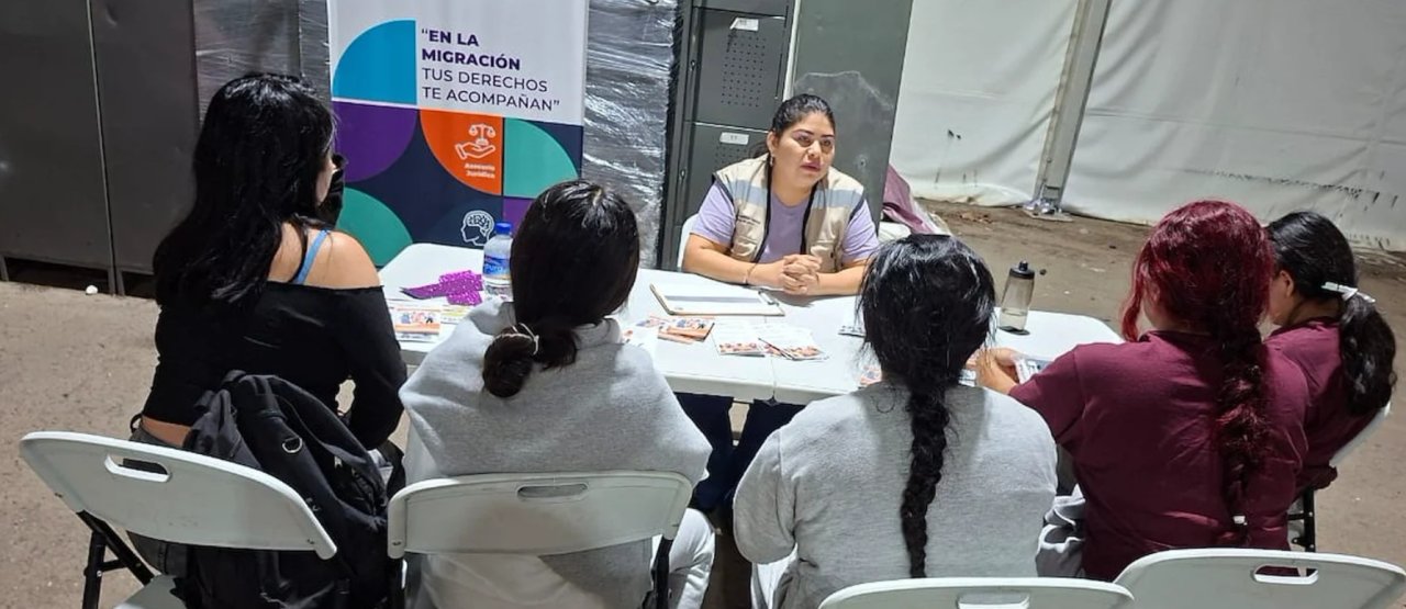 Mujeres en una mesa de diálogo