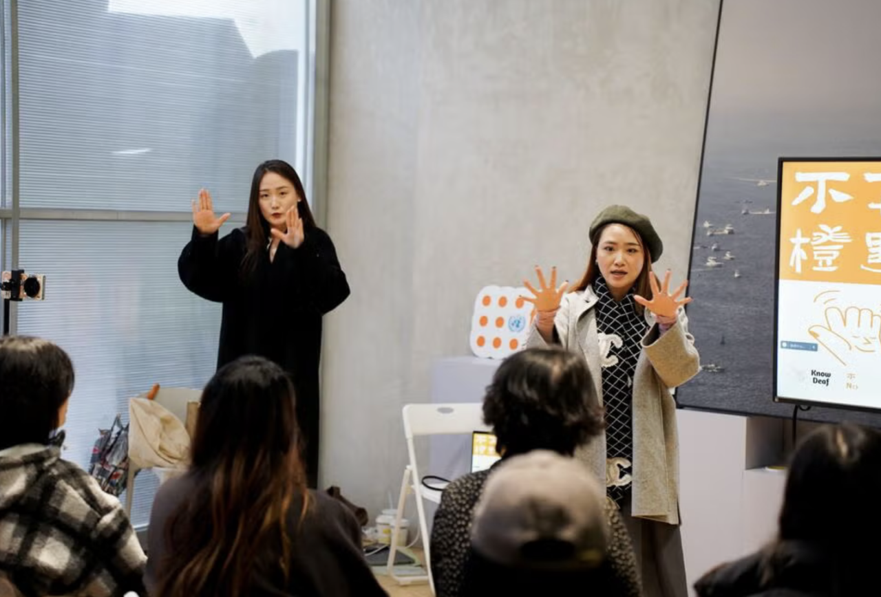 两名女性在中国举办研讨会。